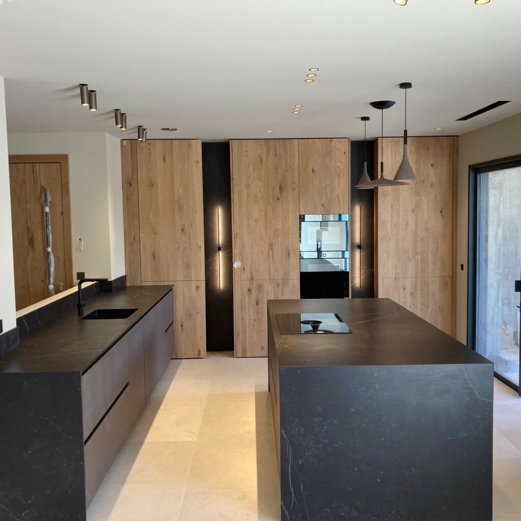 Cuisine armoire en bois massif & niches + plans de travail en ce?ramique