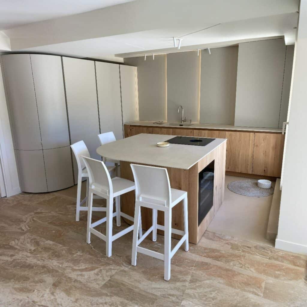Cuisine armoires arrondies & me?lange de beige et bois